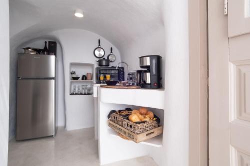 フィラにあるThe Globe Suites Villaの冷蔵庫とパンかごのあるキッチン