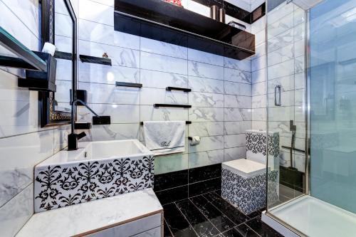 モスクワにあるuTrip Persianのバスルーム(洗面台、トイレ、シャワー付)