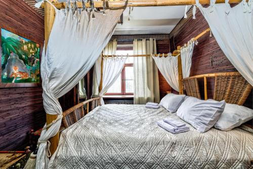 モスクワにあるuTrip Persianのベッドルーム1室(白いシーツと枕の天蓋付きベッド1台付)