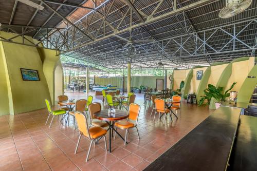 - un restaurant avec des tables et des chaises dans une salle dans l'établissement Kayak Lodge, à Damas