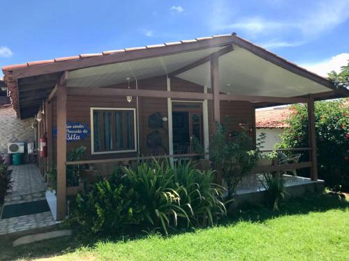 uma pequena casa com toldo num quintal em Pousada do Bita em Fernando de Noronha