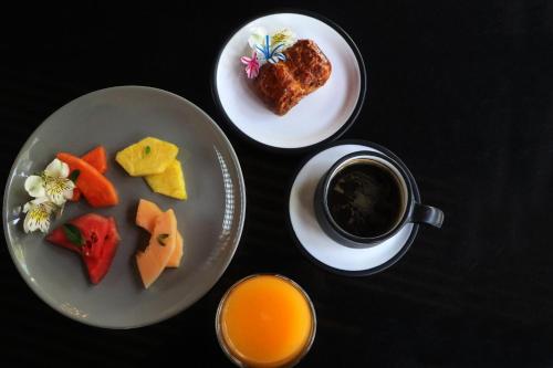 Una mesa con dos platos de comida y una taza de café. en Casa Prim Hotel Boutique, en Ciudad de México