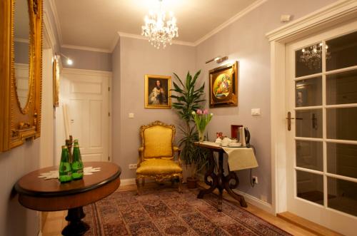 un couloir avec une table et une chaise jaune dans l'établissement Wawabed Bed&Breakfast, à Varsovie