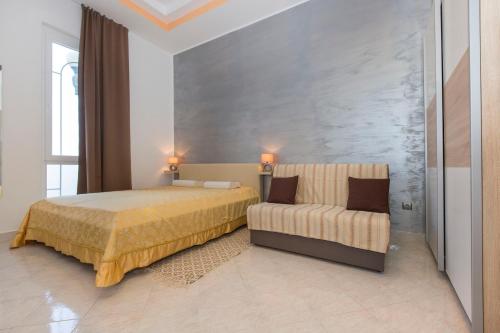 ein Schlafzimmer mit einem Bett und einem Sofa in der Unterkunft Studio Apartment Leana in Labin