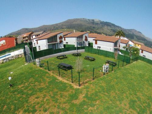 een luchtzicht op een huis met een tuin bij Cabañas La Senda Cabárceno in Cabárceno