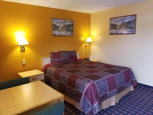 Кровать или кровати в номере Motel 7 Rawlins