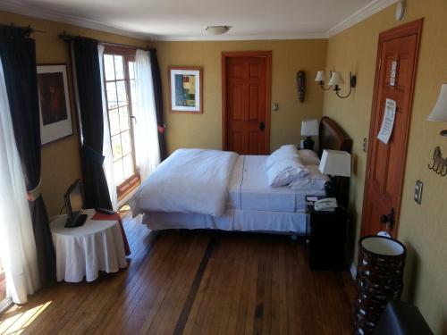 Säng eller sängar i ett rum på Hotel Manoir Atkinson