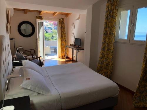 a bedroom with a bed and a window and a door at La Torretta Lodge in Manarola