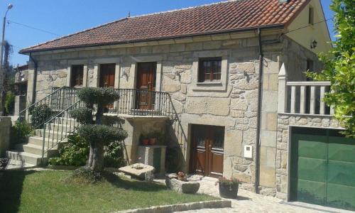 une maison en pierre avec un portail et un garage dans l'établissement Casa do Paço, à Monção