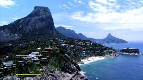 Blick auf einen Berg mit Stadt und Meer in der Unterkunft CLIFFSIDE - Boutique Hotel & Spa in Rio de Janeiro