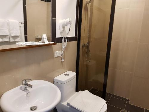 uma casa de banho com um WC, um lavatório e um chuveiro em Frankfurter Deluxe Inn em Cebu