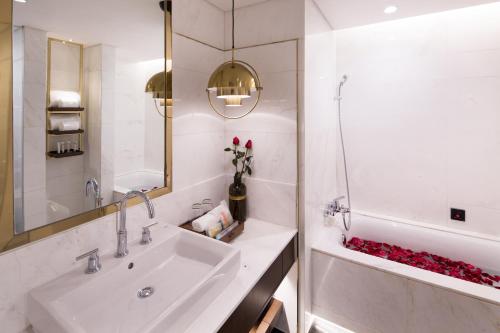 Ένα μπάνιο στο Golden Tulip Shanghai Hongqiao- A Louvre Hotel