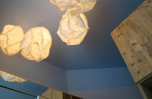 a room with a ceiling with paper brains on it at LABnul50 self check-in hotel Groningen in Groningen