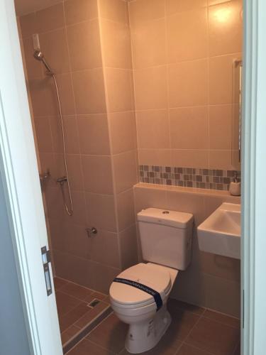 a bathroom with a toilet and a sink at Budget 2 bedrooms Apartment in Huahin in Hua Hin