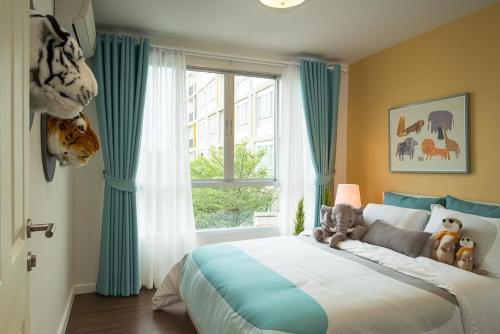 華欣的住宿－Budget 2 bedrooms Apartment in Huahin，一间卧室配有一张大床,上面有泰迪熊