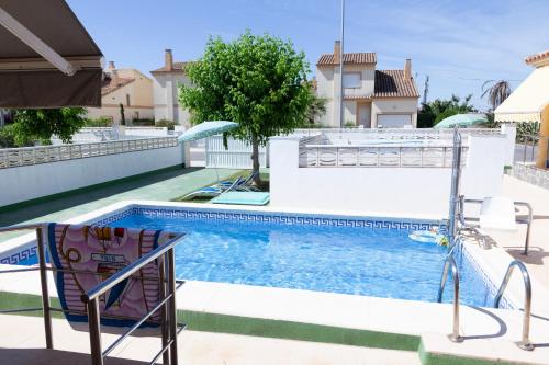 una piscina en el patio trasero de una casa en ADAPTADOS 4, en Vinarós