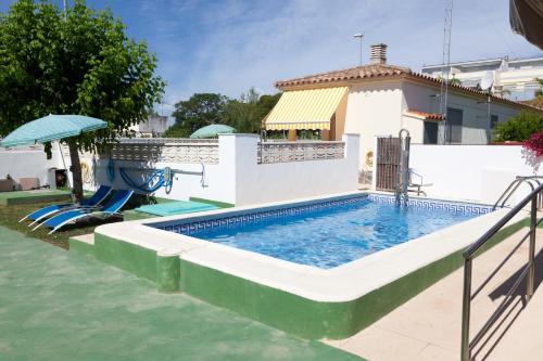 una piscina con tobogán y un parque infantil en ADAPTADOS 4, en Vinarós