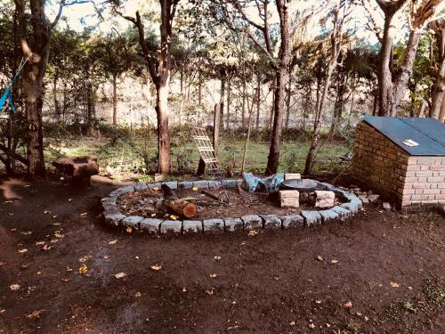 a brick fire pit in the middle of a yard at Lo del Colo in Canning