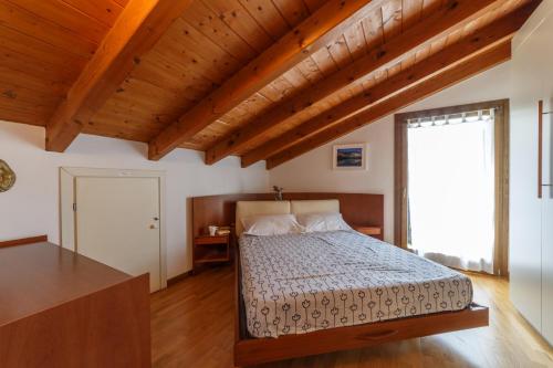 Monasterolo del CastelloにあるCASA VACANZA Residence Lago di Endineのベッドルーム1室(ベッド1台、大きな窓付)