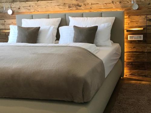 Un pat sau paturi într-o cameră la Shania Residence