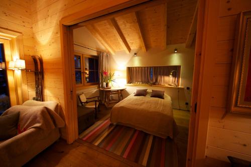 Ski Chalet Nomad tesisinde bir odada yatak veya yataklar