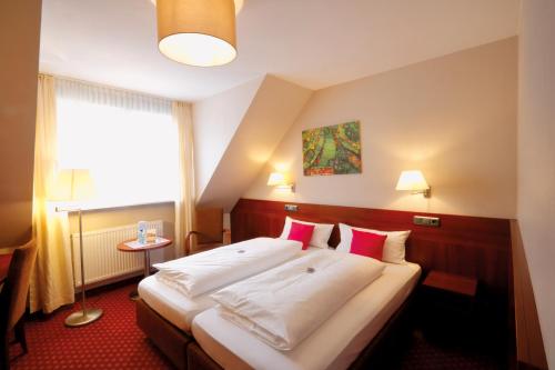 a hotel room with a large bed in a room at Schlafgut Hotels in Reken in Reken