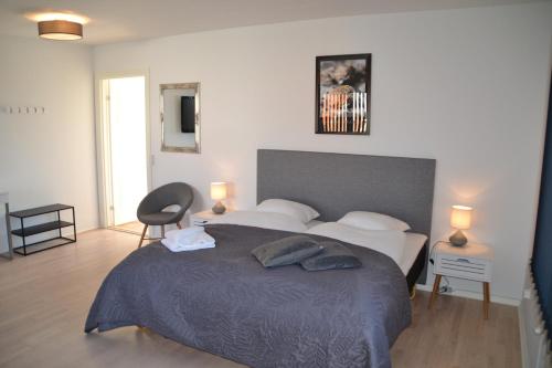 Postel nebo postele na pokoji v ubytování Thyborøn Hotel
