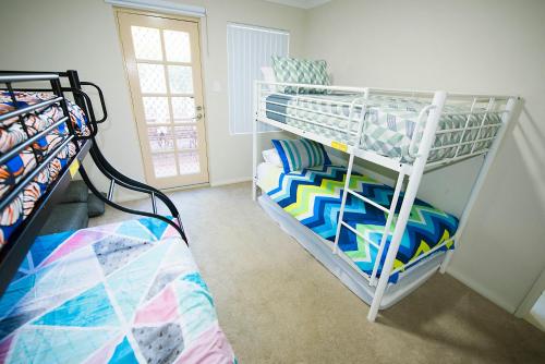 a bedroom with two bunk beds at Midland Haven - Midland WA in Midland Junction