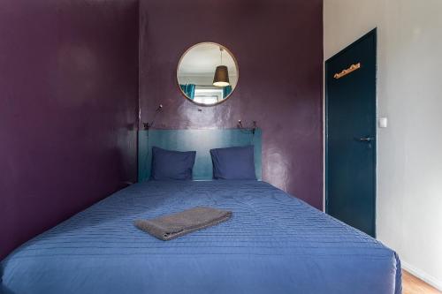 Een bed of bedden in een kamer bij Chiado Bairro Alto, Bright and Newly Renovated 3 Bedroom Apartment, Lisbon Historical Center