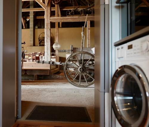 Blick auf ein Zimmer mit einer Waschmaschine in der Unterkunft Quartier Rottewitz in Meißen