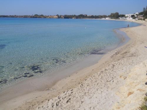 a view of the beach from the shoreline at Summer Beach Rooms in Fontane Bianche