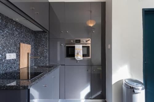 Chiado Bairro Alto, Bright and Newly Renovated 3 Bedroom Apartment, Lisbon Historical Center