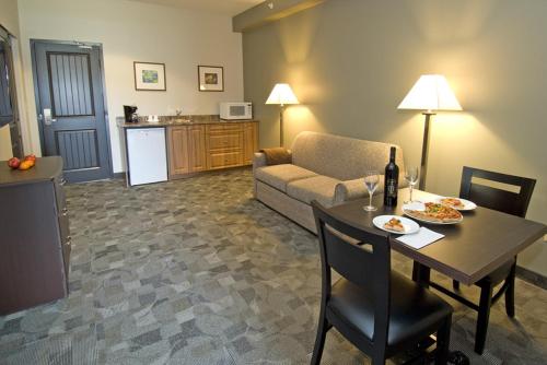 O zonă de relaxare la Midland Inn & Suites