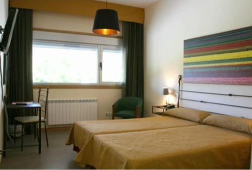 um quarto com uma cama grande e uma parede de arco-íris em Balneario Acuña em Caldas de Reis