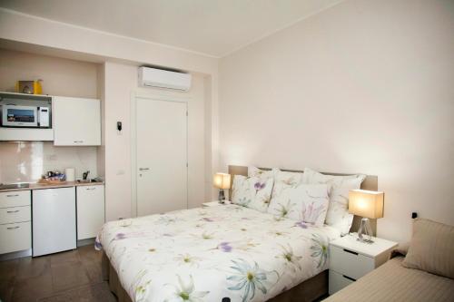 een slaapkamer met een bed met bloemen erop bij Appartamento Via Acquati 12 - Monolocale 2 in Cormano
