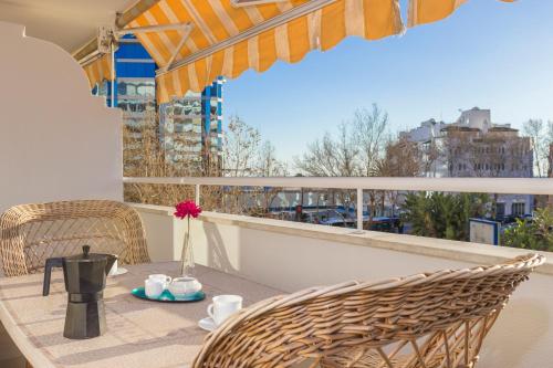 un tavolo e sedie su un balcone con vista di Apartamento Azul a Marbella