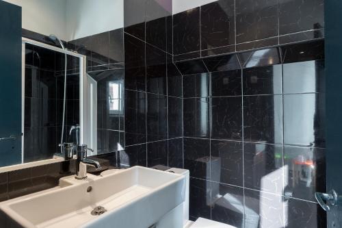 Chiado Bairro Alto, Bright and Newly Renovated 3 Bedroom Apartment, Lisbon Historical Center