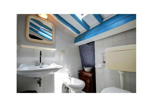 La salle de bains est pourvue d'un lavabo et de toilettes. dans l'établissement Agriturismo Molinuzzo, à Barberino di Val dʼElsa