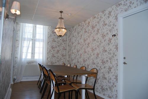 a dining room with a table and chairs at Halmstad Hotell & Vandrarhem Kaptenshamn in Halmstad