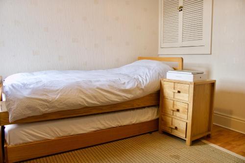 Two bedroom flat with parking in Edinburgh tesisinde bir odada yatak veya yataklar