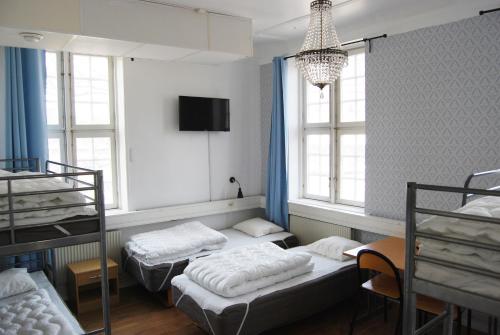 Llit o llits en una habitació de Halmstad Hotell & Vandrarhem Kaptenshamn