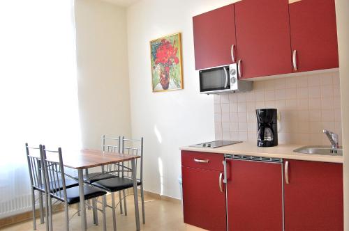 A kitchen or kitchenette at Vienna Family Apartments