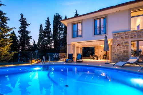 - une piscine en face d'une maison dans l'établissement Luxury Villa Hvar Enigma with Pool, à Vrboska