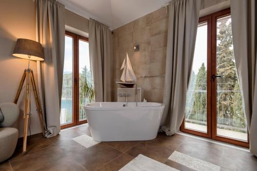 Kúpeľňa v ubytovaní Luxury Villa Hvar Enigma with Pool