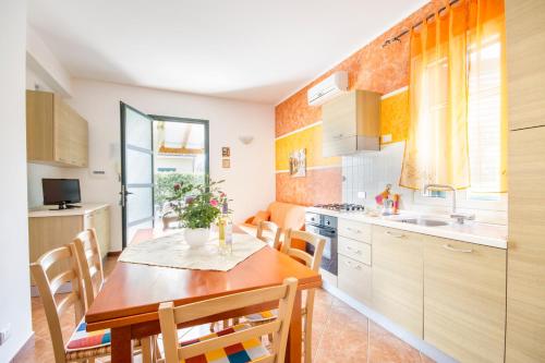 Una cocina o zona de cocina en Case Vacanze Paradise Beach Vicino Cefalù PISCINA APERTA