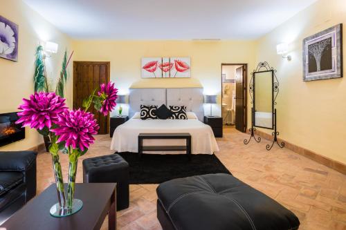 パルマ・デル・リオにあるHospedería Convento de Santa Claraのベッドルーム1室(ベッド1台付)、リビングルームが備わります。