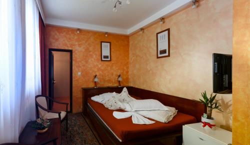 um quarto com um sofá com almofadas em Complex Cabana Ciucas em Cheia