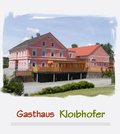 ein Bild eines großen Hauses mit einer Istg in der Unterkunft Gasthaus Kloibhofer in Neukirchen bei Lambach