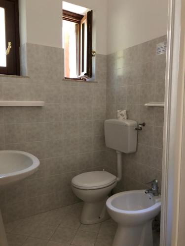 La salle de bains est pourvue de toilettes et d'un lavabo. dans l'établissement Hotel Villa San Giovanni, à Erice