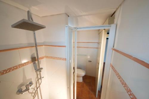 ランポーヤにあるJuniperのバスルーム(シャワー、トイレ付)